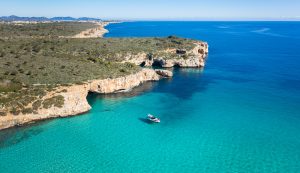 Cala Varques Mallorca, cala virgen con arena blanca, aguas turquesas, accesible en coche y senderismo