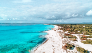 Playa Es Trenc Mallorca, playa virgen de 3,5 km con arena blanca y aguas turquesas, accesible en coche con aparcamiento cercano