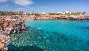 Cala Morlanda Mallorca, una cala de rocas y aguas cristalinas, ideal para visitar en coche. 